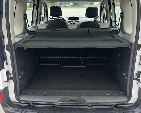 Белый Рено Кенгу, объемом двигателя 1.6 л и пробегом 227 тыс. км за 7700 $, фото 7 на Automoto.ua