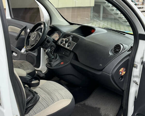 Белый Рено Кенгу, объемом двигателя 1.5 л и пробегом 329 тыс. км за 5199 $, фото 14 на Automoto.ua