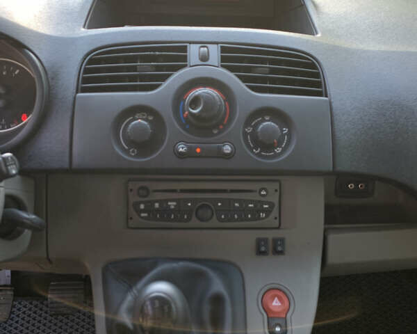 Белый Рено Кенгу, объемом двигателя 1.5 л и пробегом 217 тыс. км за 5300 $, фото 12 на Automoto.ua