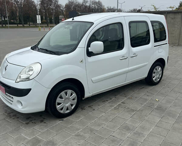 Белый Рено Кенгу, объемом двигателя 1.6 л и пробегом 227 тыс. км за 7700 $, фото 4 на Automoto.ua