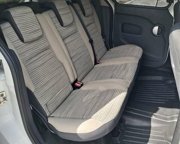 Белый Рено Кенгу, объемом двигателя 1.46 л и пробегом 320 тыс. км за 8300 $, фото 11 на Automoto.ua