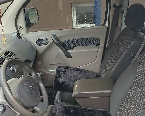 Белый Рено Кенгу, объемом двигателя 1.5 л и пробегом 132 тыс. км за 8000 $, фото 1 на Automoto.ua