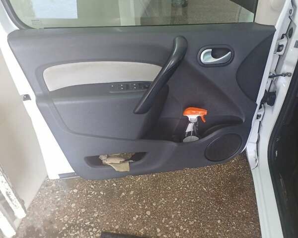 Белый Рено Кенгу, объемом двигателя 1.6 л и пробегом 228 тыс. км за 6700 $, фото 18 на Automoto.ua