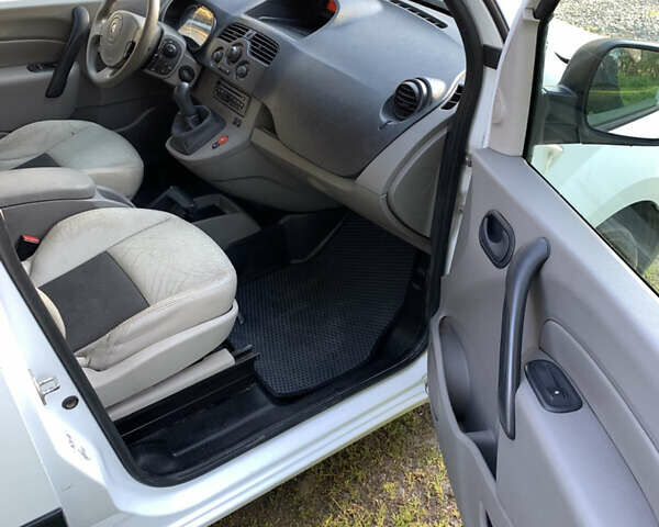 Белый Рено Кенгу, объемом двигателя 1.5 л и пробегом 217 тыс. км за 5300 $, фото 8 на Automoto.ua