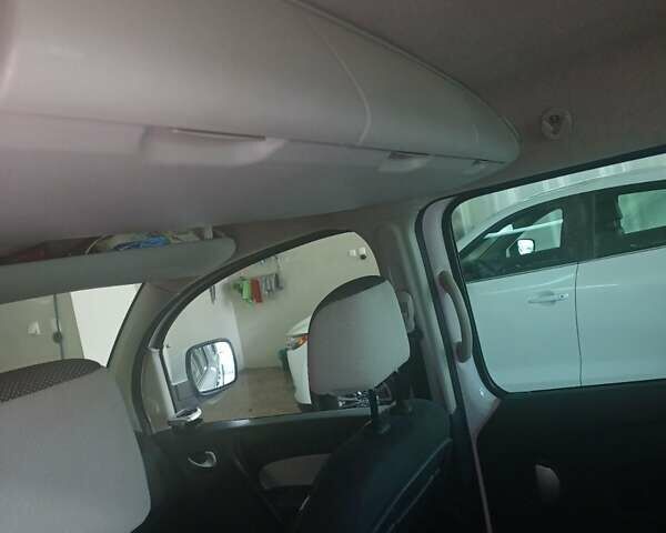 Белый Рено Кенгу, объемом двигателя 1.6 л и пробегом 228 тыс. км за 6900 $, фото 17 на Automoto.ua