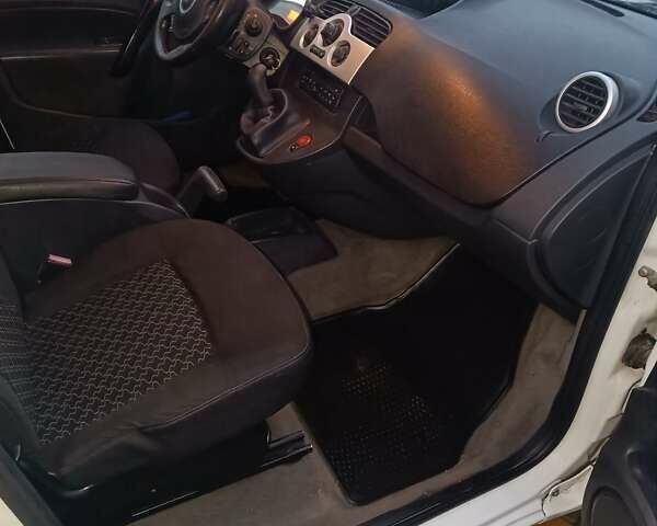 Белый Рено Кенгу, объемом двигателя 1.5 л и пробегом 357 тыс. км за 6200 $, фото 14 на Automoto.ua