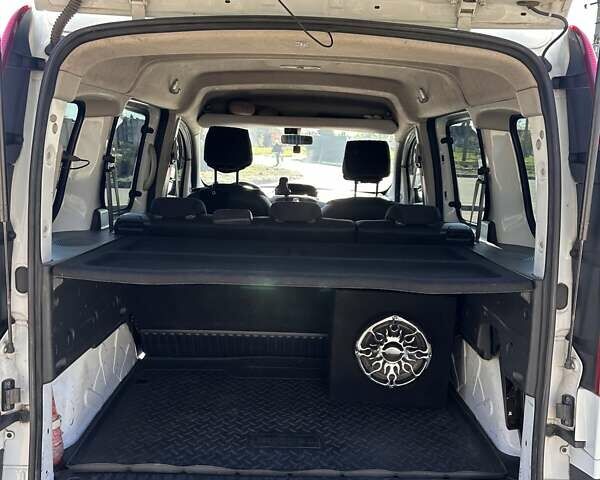 Белый Рено Кенгу, объемом двигателя 1.46 л и пробегом 243 тыс. км за 8600 $, фото 10 на Automoto.ua