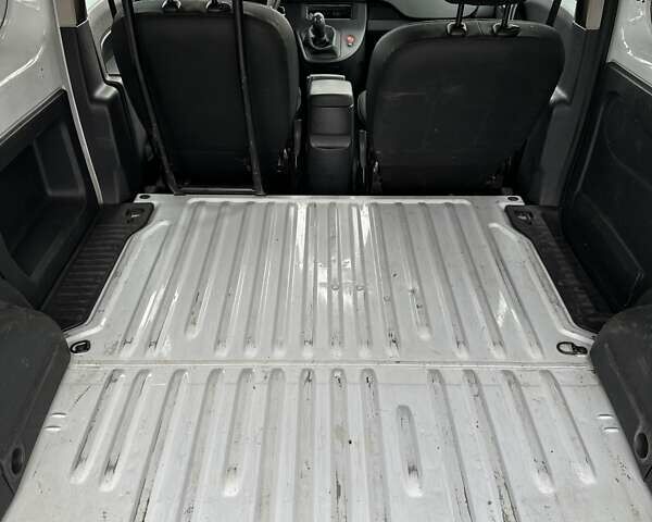 Белый Рено Кенгу, объемом двигателя 1.6 л и пробегом 161 тыс. км за 4600 $, фото 12 на Automoto.ua