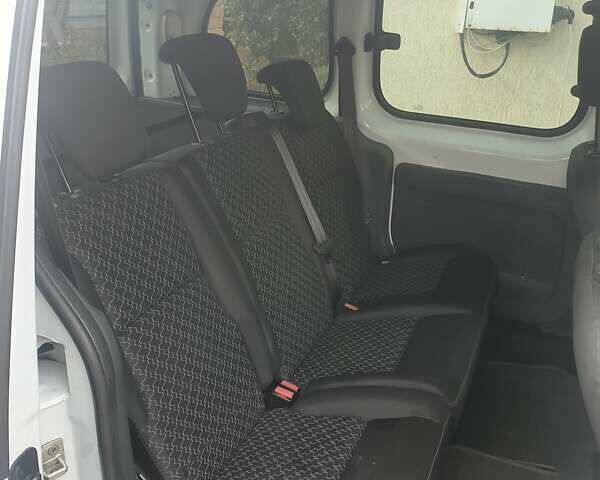 Белый Рено Кенгу, объемом двигателя 1.6 л и пробегом 188 тыс. км за 8500 $, фото 2 на Automoto.ua