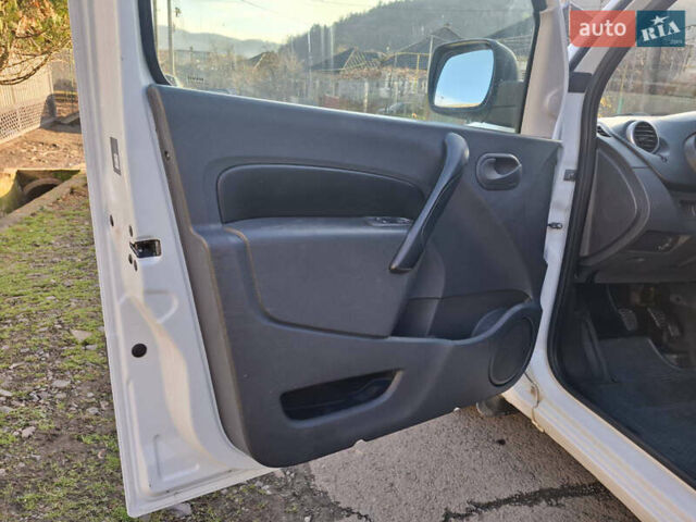 Белый Рено Кенгу, объемом двигателя 1.5 л и пробегом 211 тыс. км за 8200 $, фото 10 на Automoto.ua