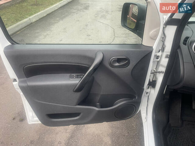 Белый Рено Кенгу, объемом двигателя 1.5 л и пробегом 202 тыс. км за 6400 $, фото 23 на Automoto.ua