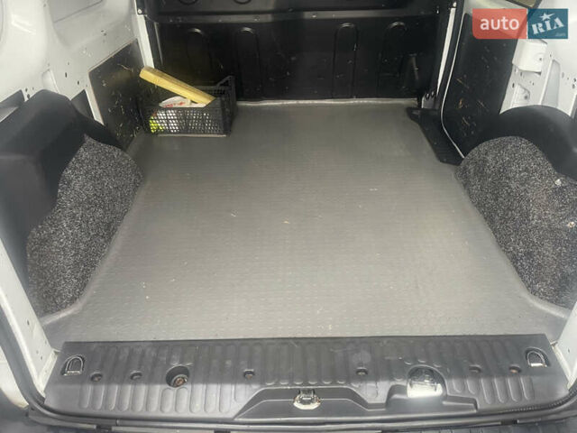 Белый Рено Кенгу, объемом двигателя 1.5 л и пробегом 202 тыс. км за 6400 $, фото 18 на Automoto.ua