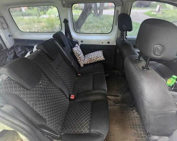 Белый Рено Кенгу, объемом двигателя 1.46 л и пробегом 340 тыс. км за 4450 $, фото 7 на Automoto.ua