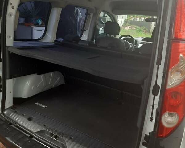 Белый Рено Кенгу, объемом двигателя 1.46 л и пробегом 200 тыс. км за 7999 $, фото 6 на Automoto.ua