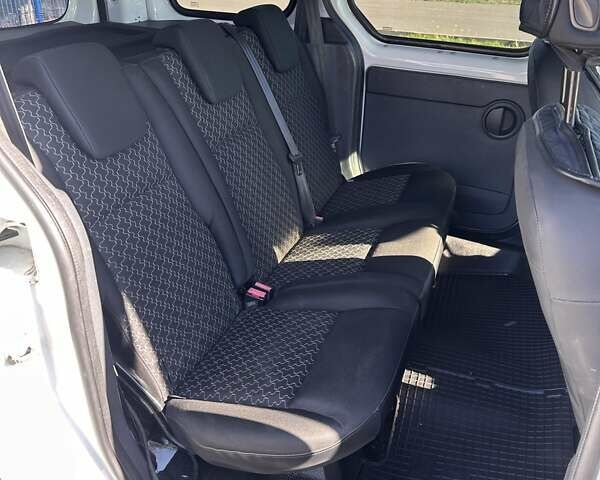 Белый Рено Кенгу, объемом двигателя 1.46 л и пробегом 243 тыс. км за 8600 $, фото 11 на Automoto.ua