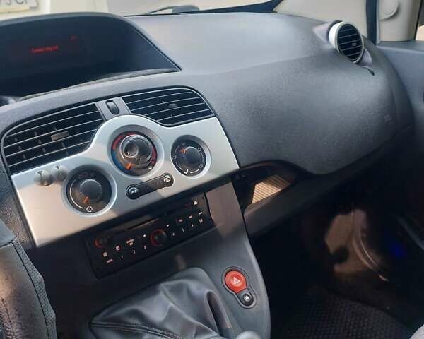 Білий Рено Кєнгу, об'ємом двигуна 1.46 л та пробігом 259 тис. км за 8800 $, фото 2 на Automoto.ua