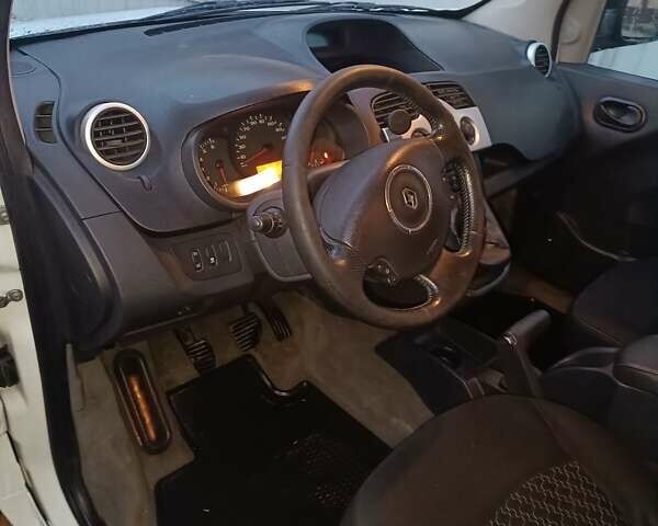 Белый Рено Кенгу, объемом двигателя 1.5 л и пробегом 357 тыс. км за 6200 $, фото 11 на Automoto.ua