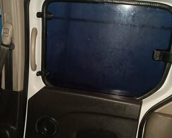 Белый Рено Кенгу, объемом двигателя 1.5 л и пробегом 357 тыс. км за 6200 $, фото 33 на Automoto.ua