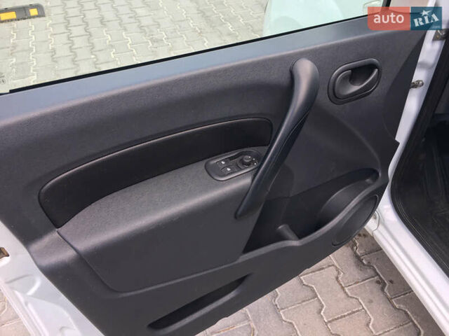 Белый Рено Кенгу, объемом двигателя 0 л и пробегом 41 тыс. км за 6850 $, фото 21 на Automoto.ua