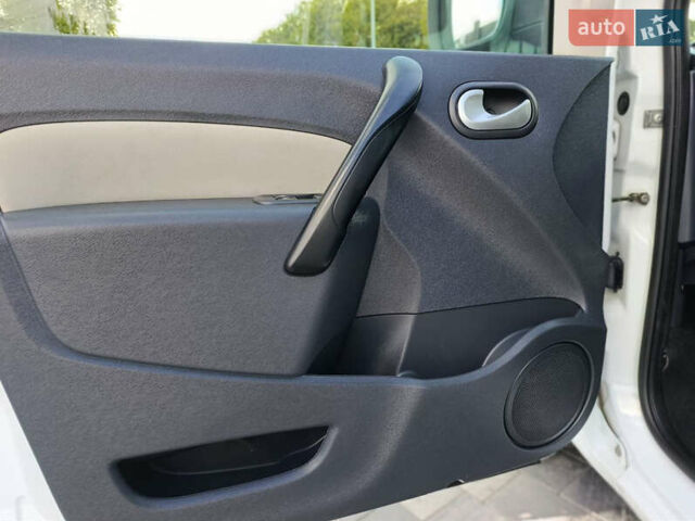 Білий Рено Кєнгу, об'ємом двигуна 1.6 л та пробігом 224 тис. км за 7999 $, фото 11 на Automoto.ua