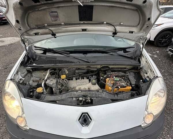 Белый Рено Кенгу, объемом двигателя 1.6 л и пробегом 161 тыс. км за 4600 $, фото 31 на Automoto.ua