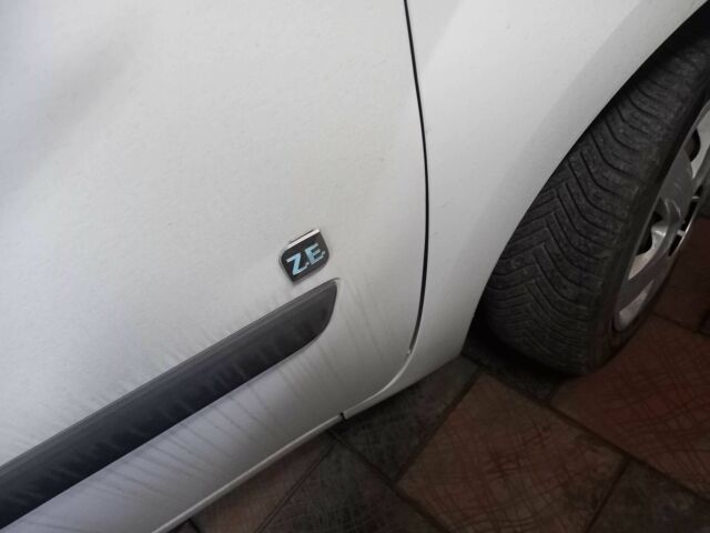 Белый Рено Кенгу, объемом двигателя 0 л и пробегом 180 тыс. км за 1500 $, фото 3 на Automoto.ua