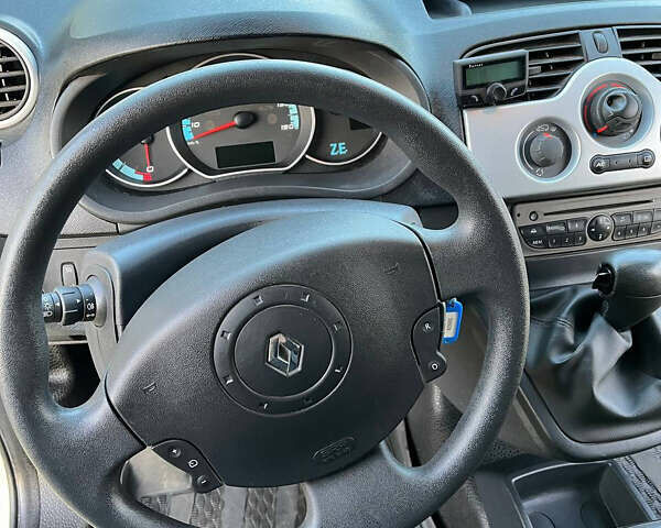 Белый Рено Кенгу, объемом двигателя 0 л и пробегом 29 тыс. км за 4999 $, фото 14 на Automoto.ua