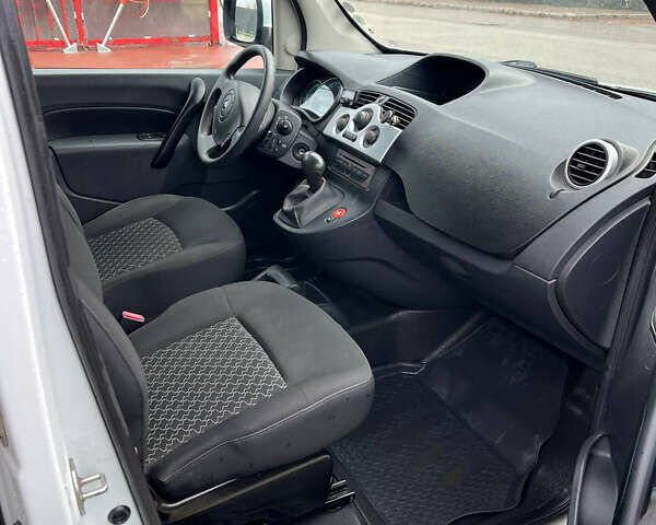 Белый Рено Кенгу, объемом двигателя 0 л и пробегом 29 тыс. км за 4999 $, фото 4 на Automoto.ua