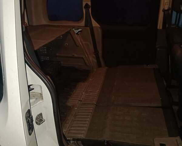 Белый Рено Кенгу, объемом двигателя 1.5 л и пробегом 357 тыс. км за 6200 $, фото 35 на Automoto.ua