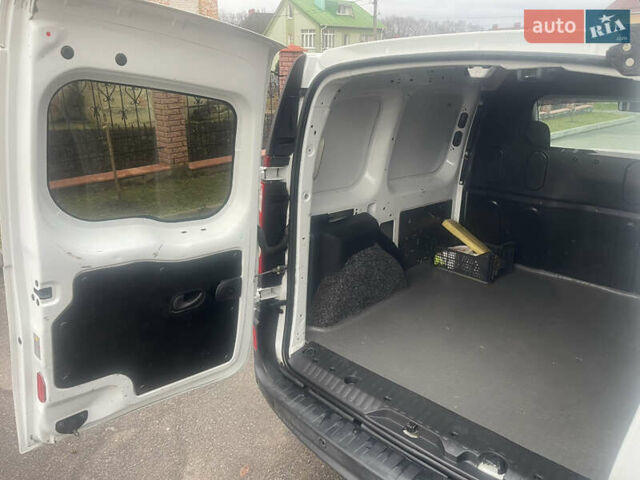 Белый Рено Кенгу, объемом двигателя 1.5 л и пробегом 202 тыс. км за 6400 $, фото 17 на Automoto.ua