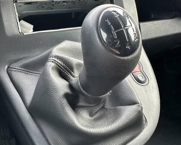 Белый Рено Кенгу, объемом двигателя 1.6 л и пробегом 161 тыс. км за 4600 $, фото 25 на Automoto.ua