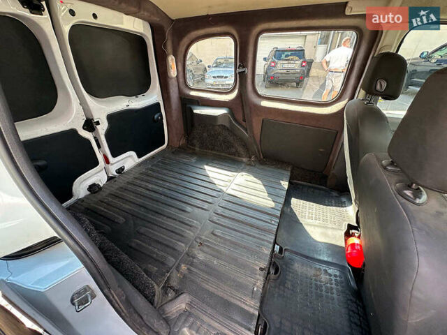Белый Рено Кенгу, объемом двигателя 1.5 л и пробегом 247 тыс. км за 5990 $, фото 10 на Automoto.ua