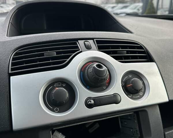 Белый Рено Кенгу, объемом двигателя 1.6 л и пробегом 161 тыс. км за 4600 $, фото 23 на Automoto.ua