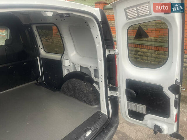 Белый Рено Кенгу, объемом двигателя 1.5 л и пробегом 202 тыс. км за 6400 $, фото 16 на Automoto.ua