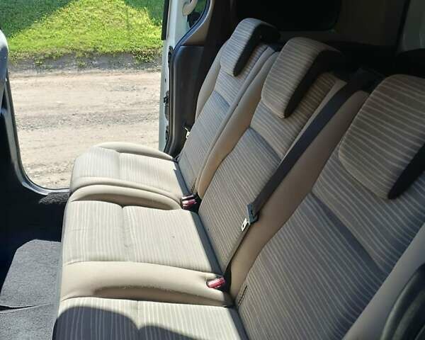 Белый Рено Кенгу, объемом двигателя 1.5 л и пробегом 240 тыс. км за 7200 $, фото 4 на Automoto.ua