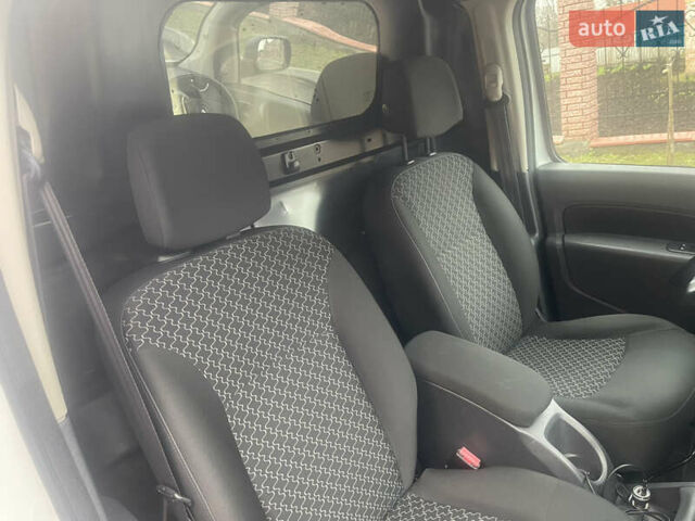 Белый Рено Кенгу, объемом двигателя 1.5 л и пробегом 202 тыс. км за 6400 $, фото 26 на Automoto.ua