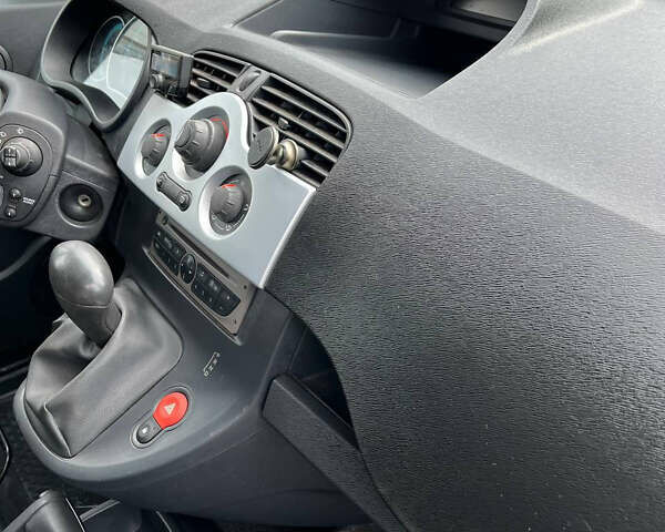 Белый Рено Кенгу, объемом двигателя 0 л и пробегом 29 тыс. км за 4999 $, фото 3 на Automoto.ua