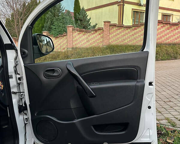 Белый Рено Кенгу, объемом двигателя 1.46 л и пробегом 140 тыс. км за 8999 $, фото 10 на Automoto.ua