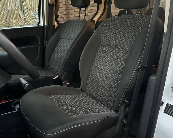 Белый Рено Кенгу, объемом двигателя 1.46 л и пробегом 140 тыс. км за 8999 $, фото 15 на Automoto.ua