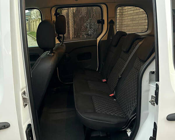 Белый Рено Кенгу, объемом двигателя 1.46 л и пробегом 140 тыс. км за 8999 $, фото 19 на Automoto.ua