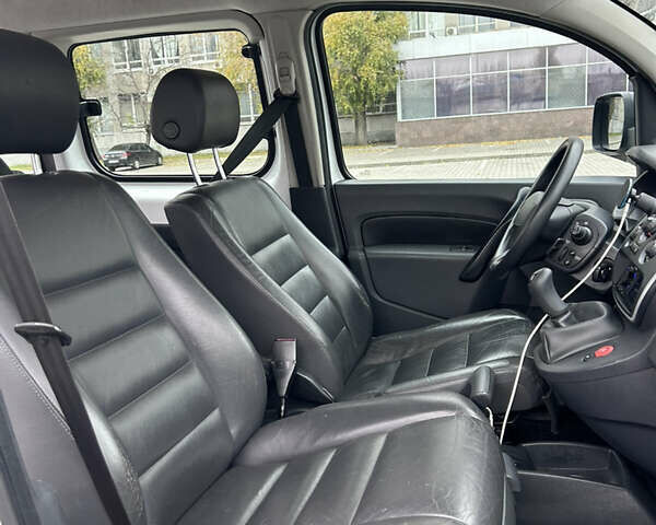 Белый Рено Кенгу, объемом двигателя 1.46 л и пробегом 312 тыс. км за 8600 $, фото 13 на Automoto.ua