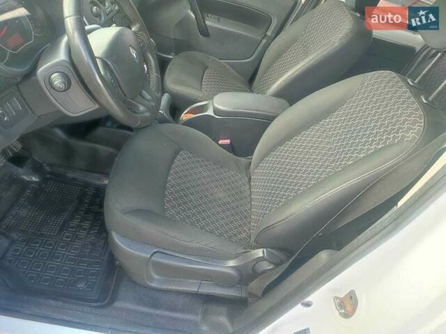 Рено Кенгу 2013 в Сумах на Automoto.ua Белый Рено Кенгу, объемом двигателя 1.46 л и пробегом 343 тыс. км за 8800 $, фото 8 на Automoto.ua