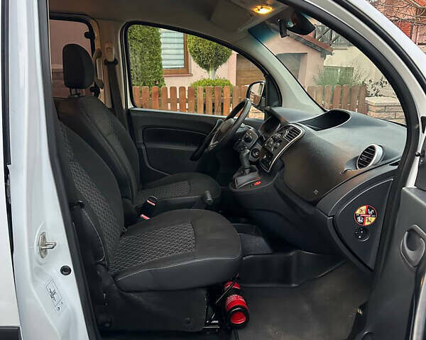 Белый Рено Кенгу, объемом двигателя 1.46 л и пробегом 140 тыс. км за 8999 $, фото 11 на Automoto.ua