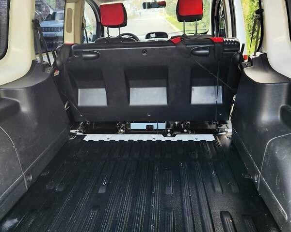 Рено Кєнгу 2013 у Хмельницькому на Automoto.ua Білий Рено Кєнгу, об'ємом двигуна 1.46 л та пробігом 201 тис. км за 10800 $, фото 7 на Automoto.ua