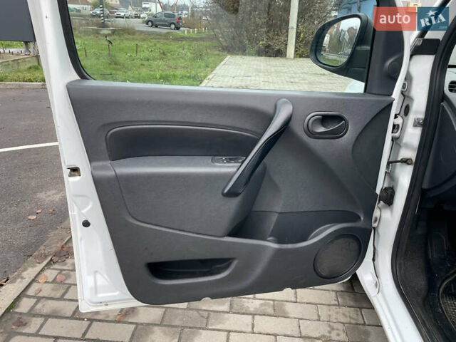 Белый Рено Кенгу, объемом двигателя 1.5 л и пробегом 374 тыс. км за 5700 $, фото 10 на Automoto.ua