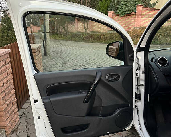 Белый Рено Кенгу, объемом двигателя 1.46 л и пробегом 140 тыс. км за 8999 $, фото 14 на Automoto.ua