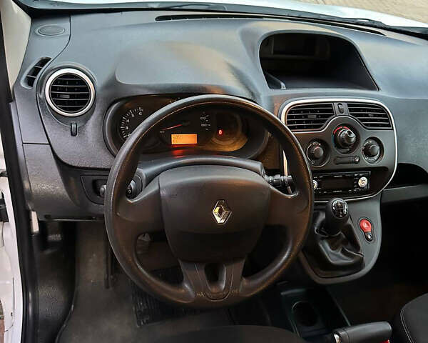 Белый Рено Кенгу, объемом двигателя 1.46 л и пробегом 140 тыс. км за 8999 $, фото 18 на Automoto.ua