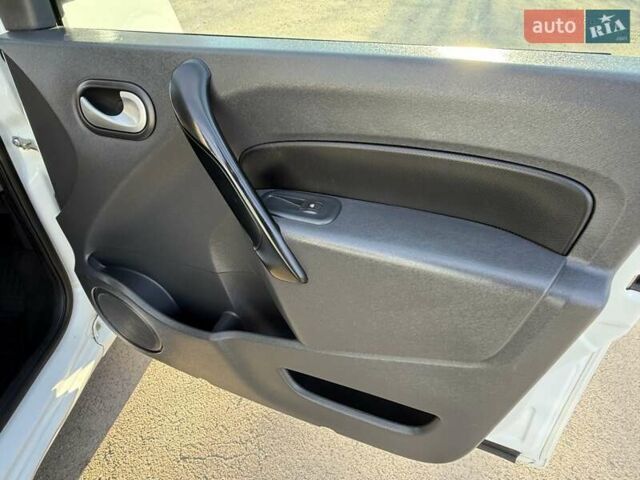 Белый Рено Кенгу, объемом двигателя 1.46 л и пробегом 231 тыс. км за 7750 $, фото 17 на Automoto.ua