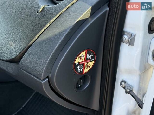 Белый Рено Кенгу, объемом двигателя 1.46 л и пробегом 231 тыс. км за 7750 $, фото 19 на Automoto.ua