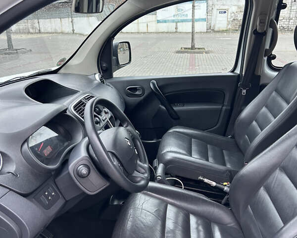 Белый Рено Кенгу, объемом двигателя 1.46 л и пробегом 312 тыс. км за 8600 $, фото 19 на Automoto.ua